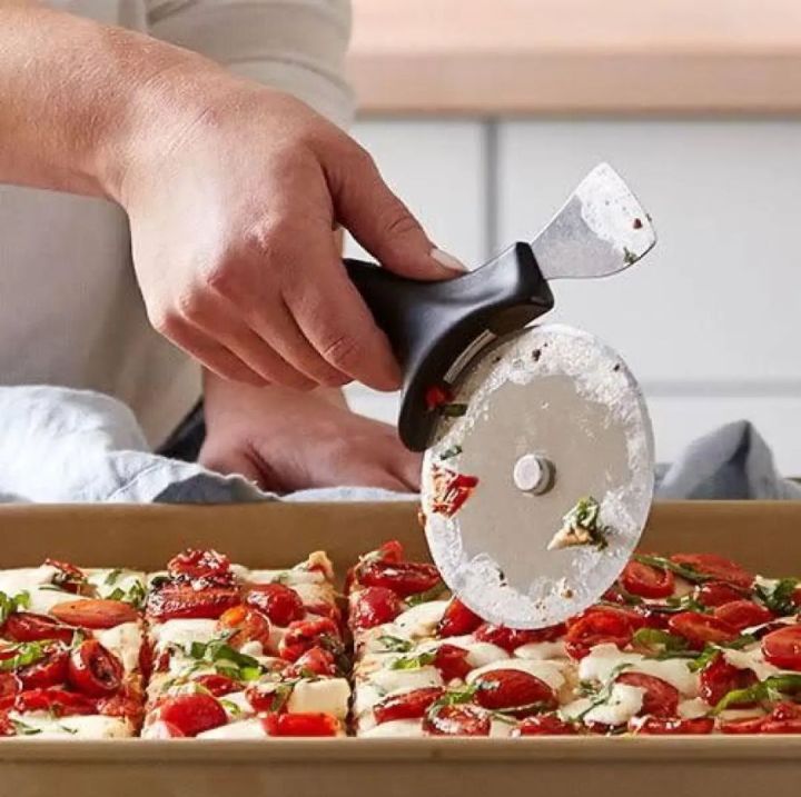 Pizza%20Slice%20Cutter%20Stainless%20Steel%20Blade%20Handy%20To%20Use%20-%20Image%202