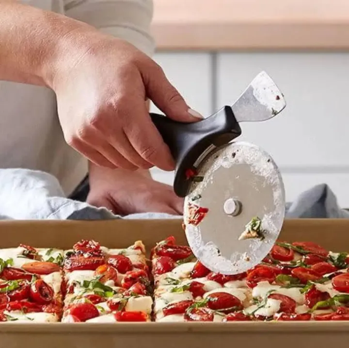 Pizza%20Slice%20Cutter%20Stainless%20Steel%20Blade%20Handy%20To%20Use%20-%20Image%202