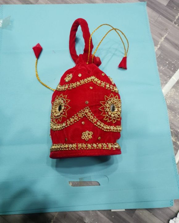 Behuli%20Thaili,%20Nepali%20Style%20Women%20Surke%20Thaili,%20Golden%20Shine%20Pote%20Studded%20Thaili%20For%20Women%20-%20Image%205