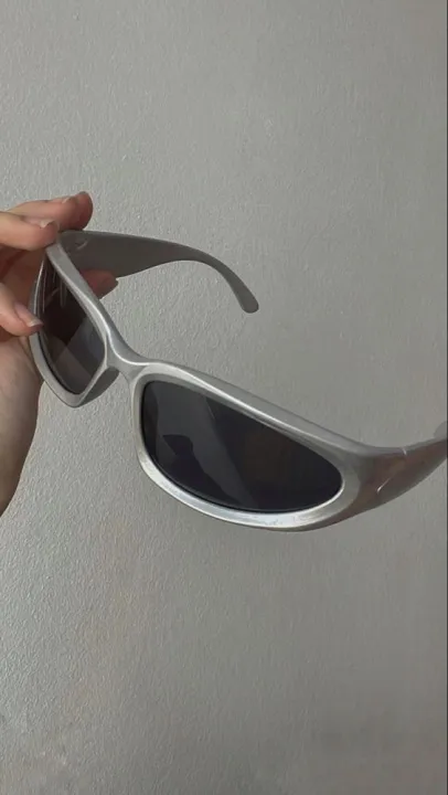Silver%20Unisex%20Y2K%20Sunglasses%20For%20Men%20And%20Women%20-%20Image%203