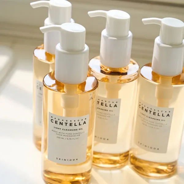 SKIN1004%20Madagascar%20Centella%20Light%20Cleansing%20oil%20200ml%20-%20Image%205