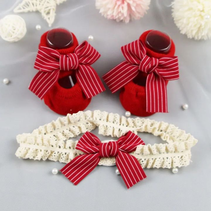 Cute%20Infant%20Headband%20Socks%20Combo%20-%20Breathable%20Bow%20Headband%20&%20Grip%20Socks%20for%20Baby%20(1%20Set)%20-%20Image%204