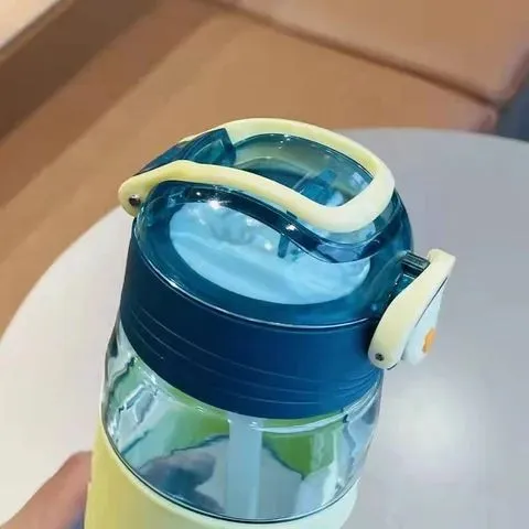 Sports%20straw%20water%20cup,%20plastic%20space%20cup,%20leak-proof%20and%20drop-resistant%20absorbent%20cup%20when%20going%20out(680ml)%20-%20Image%204
