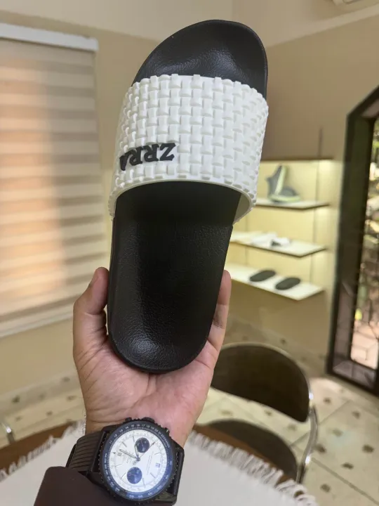 Monochrome%20pool%20slide%20sandals.%20Thick%20EVA%20sole%20and%20Liquid%20PVC%20upper%20-%20Image%204