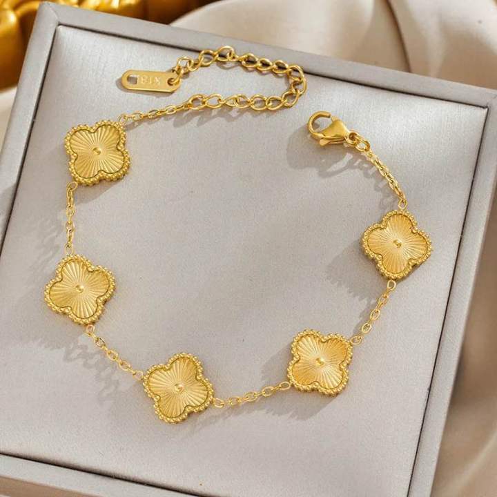 Sparkle%20Roniya%20Clover%20Bracelet%20-%20Image%202