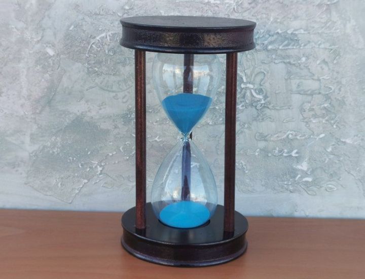 Retro%20Wooden%20Hourglass%20Timer%20%E2%80%93%205%20Minute%20Sand%20Timer%20with%20Blue%20Sand%20&%20Wooden%20Base%20%E2%80%93%20Home%20Decor%20&%20Desk%20Gift%20-%20Image%202