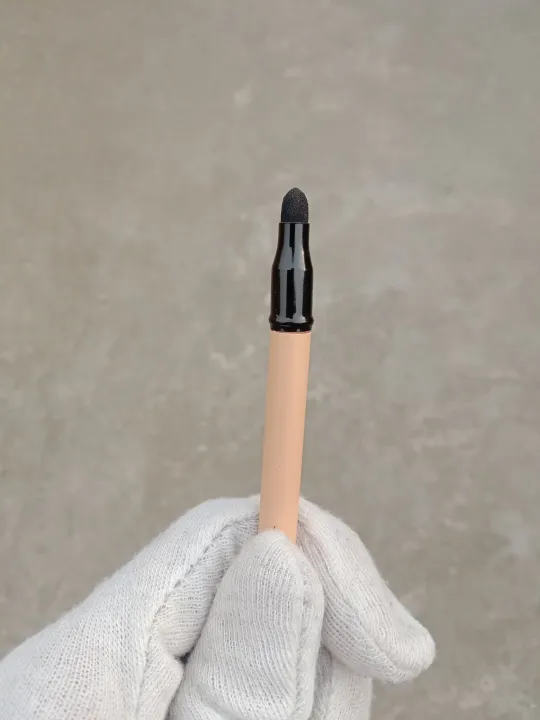 Non-Blooming%20Long-Lasting%20Concealer%20Pen%20-%20Image%204