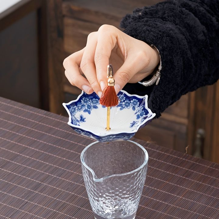 1pc%20Ceramic%20Tea%20Strainer%20-%20Blue%20&%20White%20Umbrella%20Design%20with%20Tassel,%20Compact%20for%20Office/Home%20Decor,for%20Kung%20Fu%20Tea%20Sets%20-%20Image%203