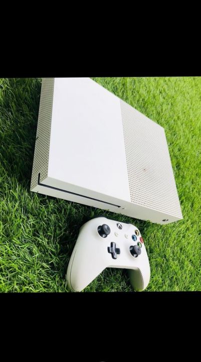 XBOX ONE S 500GB WITH WIRELESS CONTROLLER AND ACCESSORIES