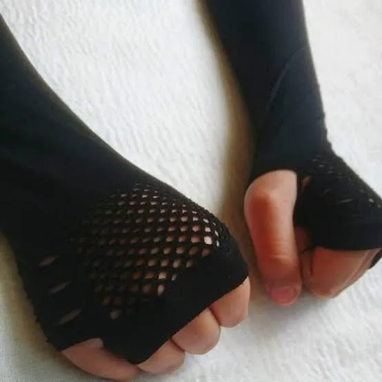 Fingerless%20Hand%20Gloves/%20Hand%20Sleeves%20for%20Woman/%20Girls.%20-%20Image%205