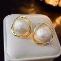 Elegant Pearl Stud Earrings – Minimalist Gold Frame Design with Textured Faux Pearl for Women, Classic and Versatile Jewelry for Weddings, Parties, and Everyday Wear – Lightweight, High-Quality Accessory, Perfect Gift for Her, Timeless and Sophisticated L. 