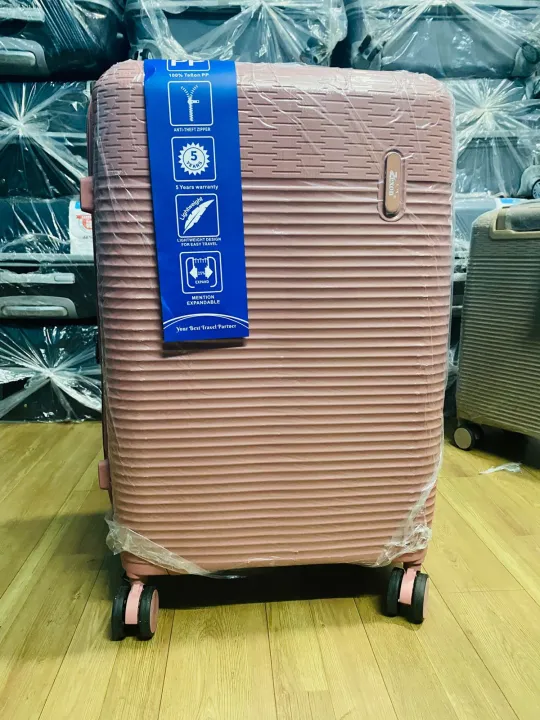 24-Inch%20Luggage%20#1%20%E2%80%93%20Hard%20Shell%20-%20Image%204