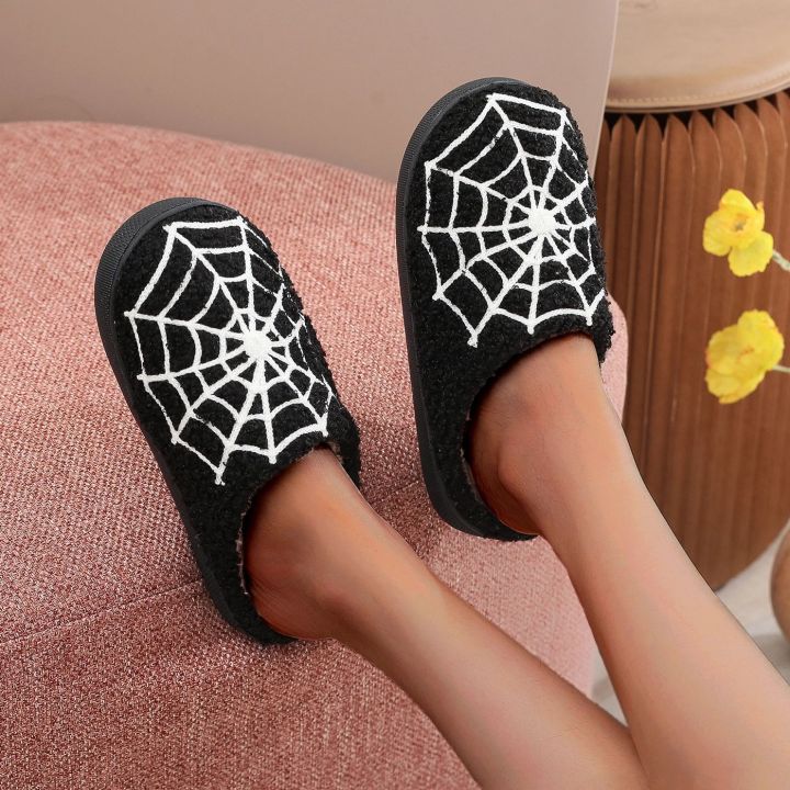 Halloween%20Spider%20Web%20Pattern%20Horror%20Yinsen%20Atmosphere%20Fashion%20Embroidered%20Plush%20Home%20Thick-Soled%20Comfortable%20Woolen%20Cotton%20Slippers%20Personalized%20Warm%20Non-Slip%20Indoor%20Slippers%20for%20Men%20and%20Women%20Can%20Wear%20Christmas%20Gifts%20-%20Image%204