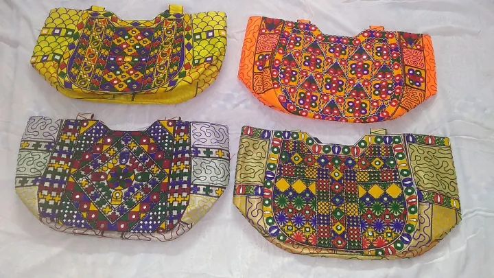 Handmade%20Embroidered%20Shoulder%20bag%20for%20women%20with%20Classical%20&%20Traditional%20Sindhi%20Style%20-%20Image%204