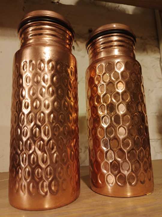 Premium%20Copper%20Water%20Bottle%20HandCrafted%20Pure%20Copper%20made%20in%201%20piece%20no%20joint%20Hygiene%20Delicately%20Crafted%20in%20Pakistan%20800ml%20Hammered%20%20%20Akbar%20Arts%20-%20Image%203