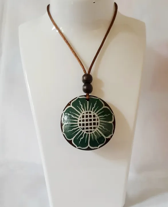 Handmade%20coconut%20shell%20neklace%20traditional%20flower%20pendant%20two%20side%20hand%20painting%20juwellary%20eco%20friendly.%20-%20Image%204