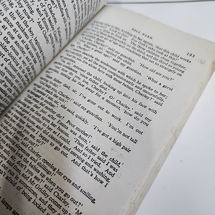 Bleak%20House%20(%20Penguin%20Classic%20)%20by%20Charles%20Dickens%20-%20Image%204