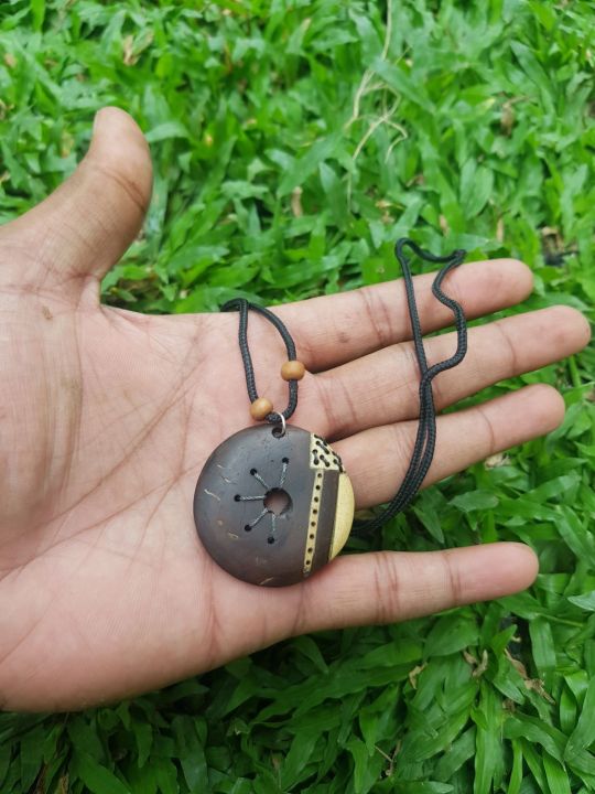Coconut%20Shell%20Neckless%20-%20Image%205