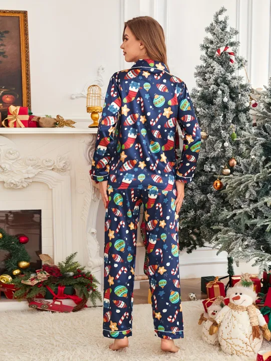 Comfortable%20Relaxed%20Fit%20Women's%20Long%20Sleeve%20Christmas%20Allover%20Print%20Casual%20Pajama%20Set%20with%20Buttons%20Lapel%20Top%20&%20Pants%20for%20Fall%20-%20Image%204
