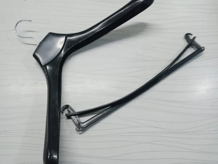 Large%20Plastic%20Suit%20Hanger%20lock%20wale%20Plastic%20Coat%20Hangers%20%7C%20The%20Hanger%20Store%20pack%20of%206%20-%20Image%204