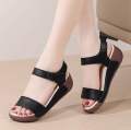 Sandals for Women, Summer Soft-Soled Kitchen Shoes, Women's Waterproof Non-Slip Thick-Soled Mom Shoes, Outdoor Chef Roman Women's Shoes. 