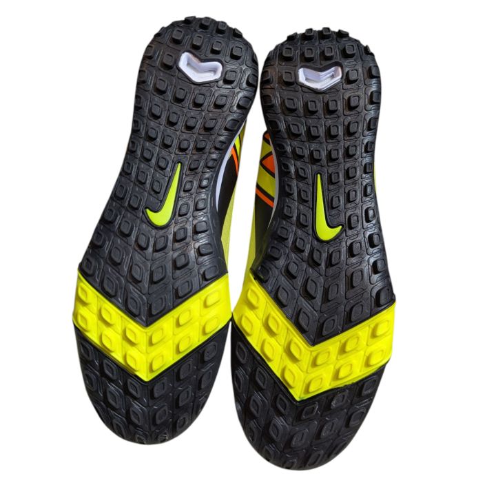 Arizoom%20Indoor%20Futsal%20Shoes%20%E2%80%93%20Lightweight%20Non-Marking%20Sole%20For%20Futsal%20Shoes%20-%20Image%208