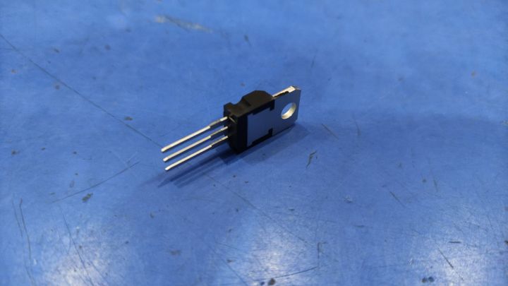 3pcs%20of%207805%20voltage%20regulator%2012volt%20to%205volt%20step%20down%20-%20Image%203