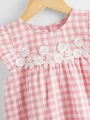 Girls cute pink and white plaid dress - exquisite lace flower decoration. 