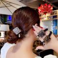 Water Diamond Headband, Elegant Retro Design, Adjustable Imitation Pearl Hair Clip, Suitable for Women. 