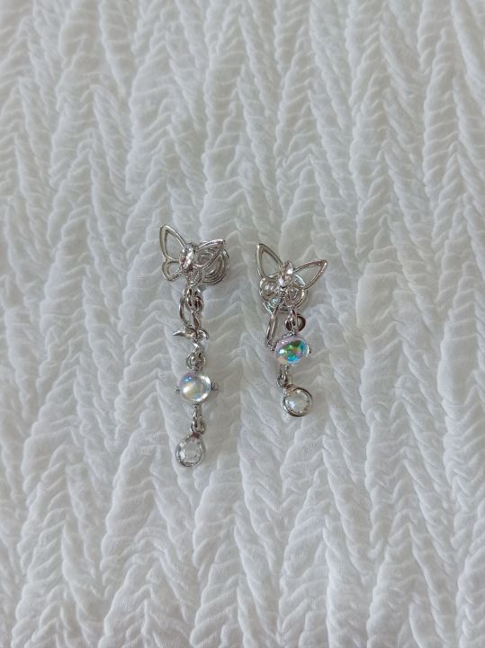 Sweet%20and%20Cool%20Asymmetrical%20Haze%20Blue%20Butterfly%20Ear%20Clips%20with%20a%20Niche%20Style,%20High-End%20Feel,%20Simple%20and%20Luxurious,%20Non-Pierced%20Ear%20-%20Image%202