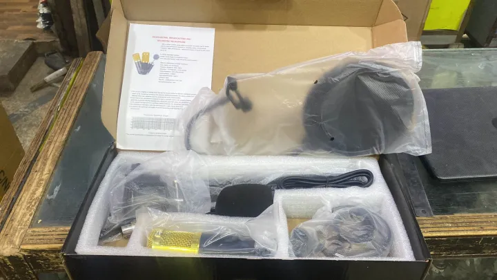 BM800%20Condenser%20Microphone%20with%20Sound%20Card%20and%20Pop%20Filter%20-%20Professional%20Kit%20-%20Image%204