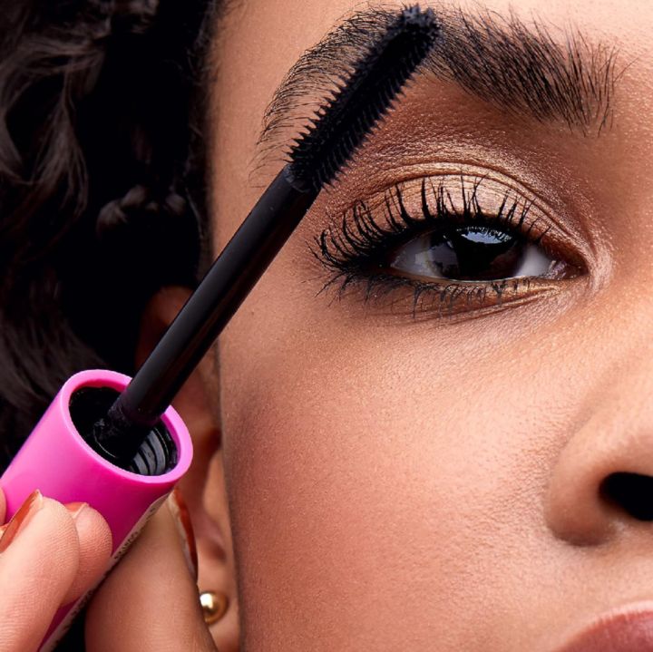 Essence%20I%20Love%20Extre-me%20Crarzy%20Volume%20Mascara%20-%20Image%203