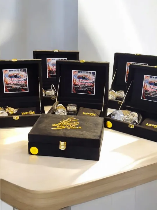 Wooden%20Velvet%20Umrah%20Tabbarak%20Box%20%7C%20Umrah%20Tabbarak%20Quran%20Gift%20Box%20%7C%20Umrah%20Maqbool%20Velvet%20Quran%20Gift%20Box%20%7C%20Velvet%20Quran%20Gift%20Box%20%7C%20High%20Quality%20Quran%20Gift%20Box%20%7C%20Islamic%20Gift%20Box%20%7C%20Fancy%20Umrah%20Tabbarak%20Box%20%7C%20SIZE;%20Length%208%20INCH,%20WIDTH%206%20&%20HEIGHT%203%20-%20Image%202