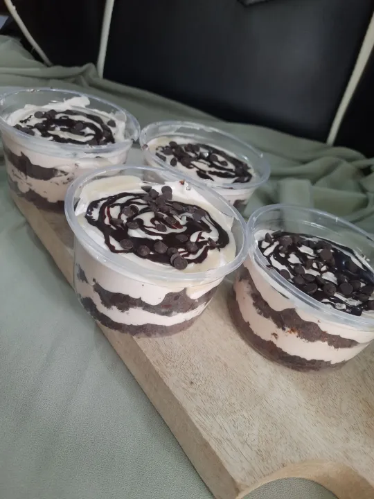 Dream%20cake%20tub.%20chocolate%20ganache%20and%20chocochips.%20yummy%20yummy%20-%20Image%203