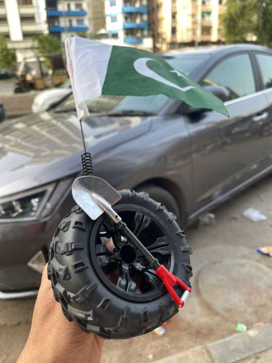 Pakistan%20Flag%20with%20Car%20Tyre%20Antenna%20-%20Image%205