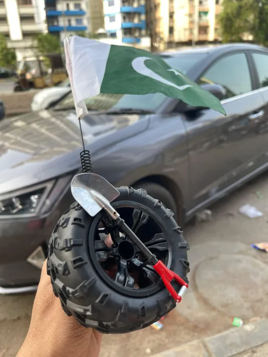 Pakistan%20Flag%20with%20Car%20Tyre%20Antenna%20-%20Image%205
