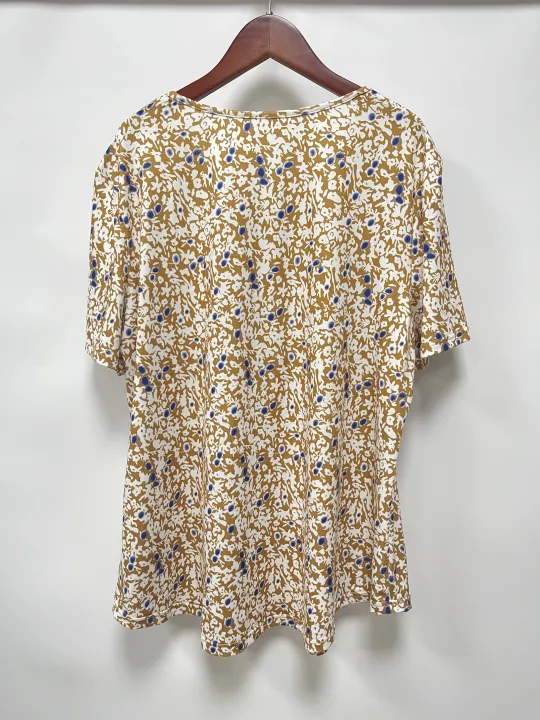 Plus-size%20spring-summer%20short-sleeved%20T-shirt%20with%20randomly%20printed%20buttons%20-%20Image%205