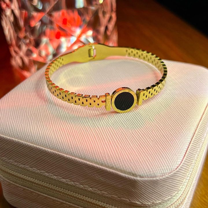 Stainless%20Steel%20Branded%20Clover%20kara%20bracelet%20handcuff%20for%20Girls%20-%20Image%202