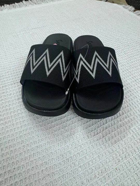 Lightweight%20Anti-Slip%20Fly%20Knit%20Slides%20for%20Men%20%E2%80%93%20Soft%20Black/White%20Print%20Slippers%20for%20All-Day%20Comfort%20-%20Image%203