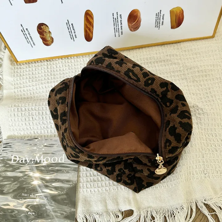 Unique%20Leopard%20Print%20Makeup%20Bag%20%E2%80%A2%20Large-Capacity%20Cosmetic%20Organizer%20%E2%80%A2%20Lipstick%20Storage%20Pouch%20-%20Image%203