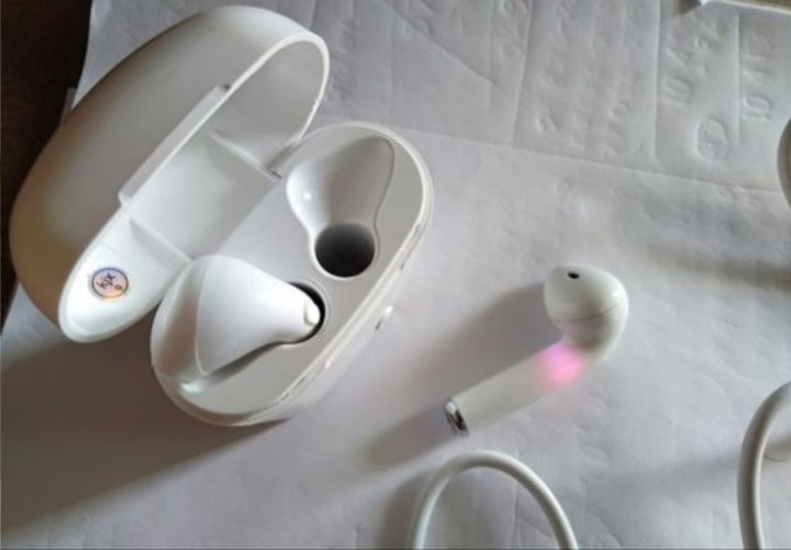 I7s%20TWS%20Wireless%20Bluetooth%20Earphone%20%20with%20Charging%20case%20-White%20-%20Image%204
