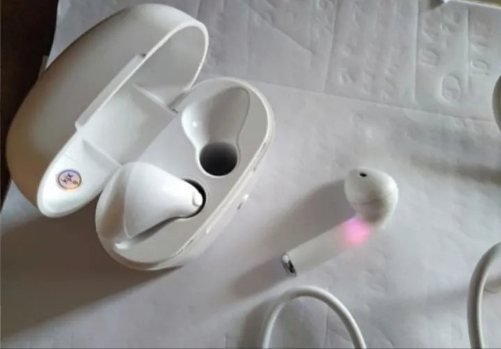 I7s%20TWS%20Wireless%20Bluetooth%20Earphone%20%20with%20Charging%20case%20-White%20-%20Image%204
