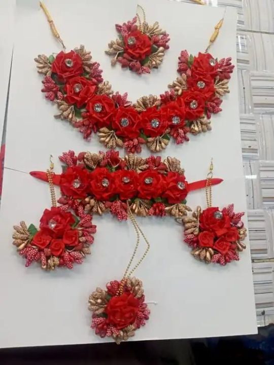 Artificial%20Flowers%20Bridal%20Jewelry%20Set%20with%20Choker%20Necklace,%20Earrings,%20Matha%20Tikka%20and%201%20hand%20Bracelet%20attached%20With%20Ring%20for%20Bride%20Fashionable%20design%20Wedding%20Engagement%20Mehndi%20for%20wear%20-%20Image%205
