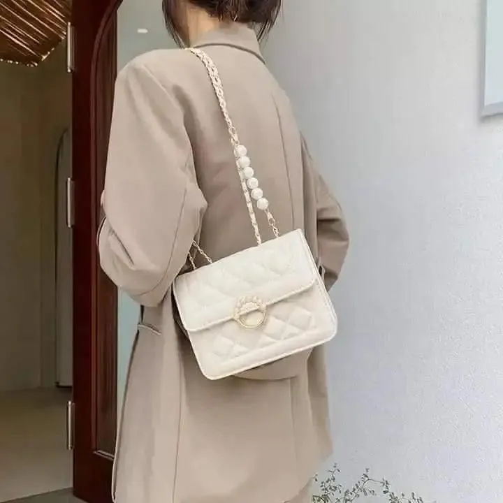 Premium%20Quality%20Diamond%20Lattice%20Chain%20Pearl%20Women's%20Shoulder%20Bag%20-%20Bag%20-%20Image%205