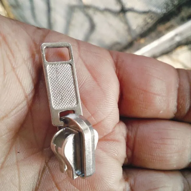 Instant%20Zipper%20Fix%20Universal%20Replacement%20Slider,%20Sewing%20Repair%20Kit,%20Reversible%20Metal%20Puller%20for%20Two-Sided%20Clothing,%20Multifunctional%20Zip%20Teeth%20Repair,%20DIY%20Zipper%20Accessories%20-%20Image%206
