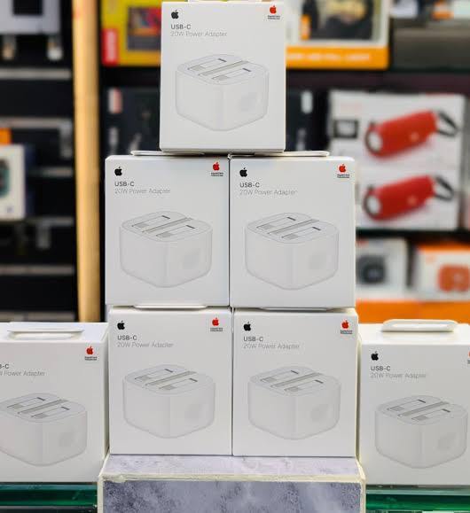 USB-C%2020W%20Power%20Adaptor%20iPhone%20-%20Image%202