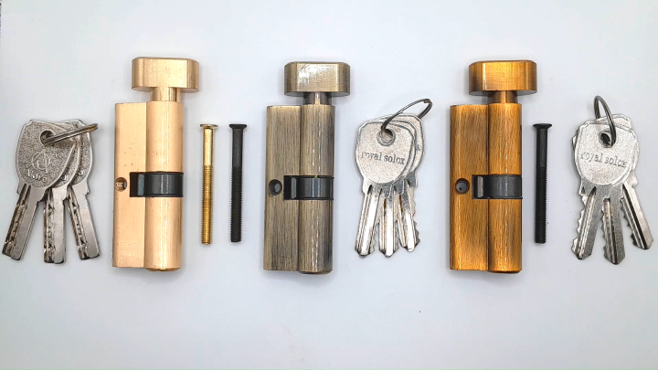 Door handle lock cylinder for wooden doors