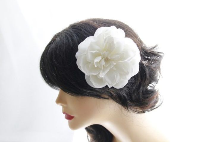 flower%20Hair%20clip%20for%20women,%20big%20size%20flower%20clip%20hair%20clip,gorgeous%20flower%20for%20hair,Gift%20item%20for%20women,%20white,%20%20and%20off%20white%20colour%20flower%20-%20Image%204