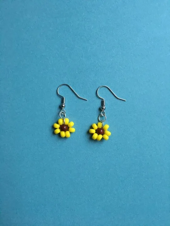 Beaded%20Flower%20Small%20Earrings%20-%20Image%202