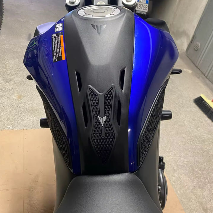 MT-07%202025%20Tank%20Pad%20Motorcycle%20accessories%20Fuel%20Tank%20Pad%20For%20YAMAHA%20MT-07%202025%20Non-slip%20Side%20Fuel%20Tank%20Waterproof%20Pad%20-%20Image%206